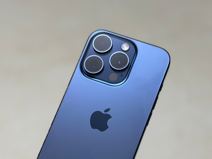 Mavi bir iPhone 15 Pro'nun arkası.
