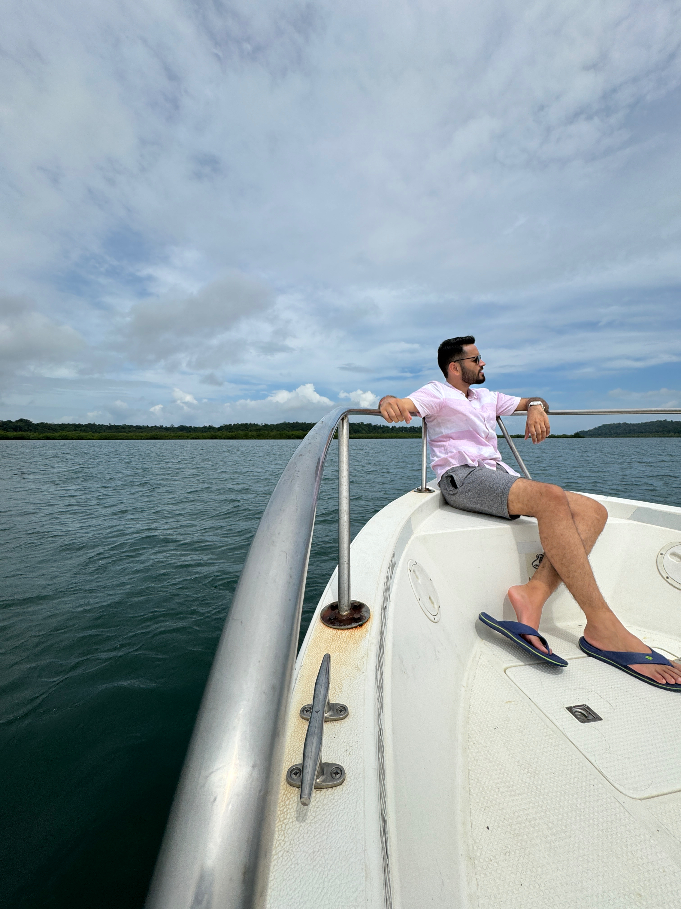 Prakhar Khanna bir teknede iPhone 15 Pro'ya tıkladı.
