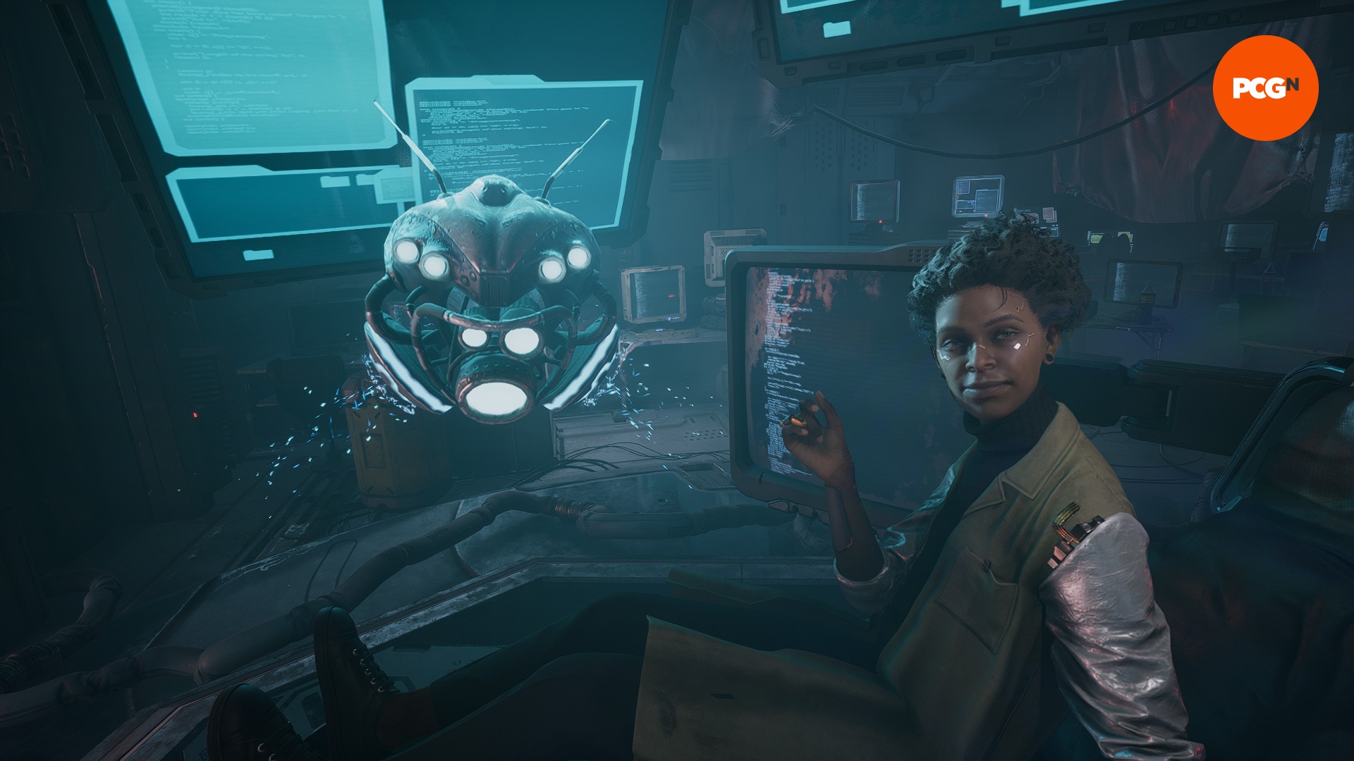 Ghostrunner 2 incelemesi: Gümüş kolları olan yeşil bir tunik giyen siyah bir kadın, yatakta doğrulup kameraya bakarken, böceğe benzeyen bir robot, parlak mavi bir ekranın önünde onun yanında süzülüyor.