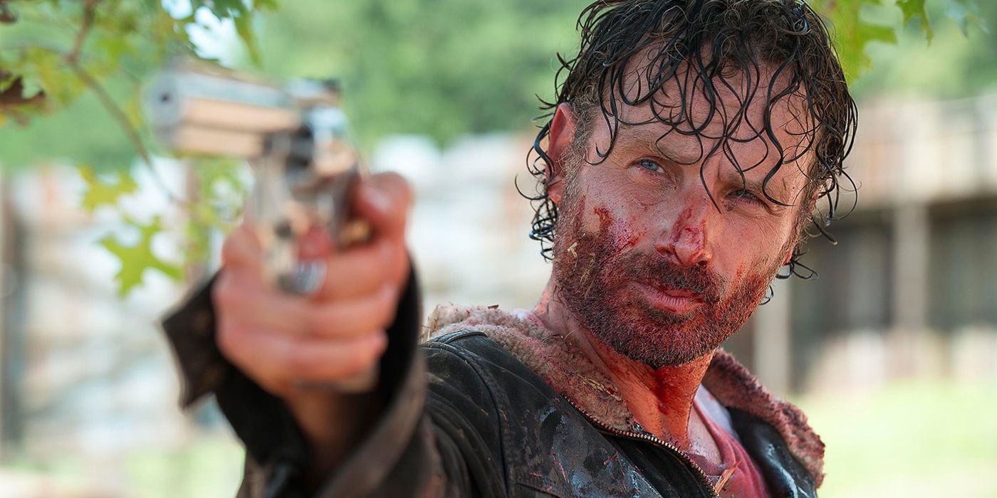 Kanlı Rick Grimes The Walking Dead'e silah doğrultuyor