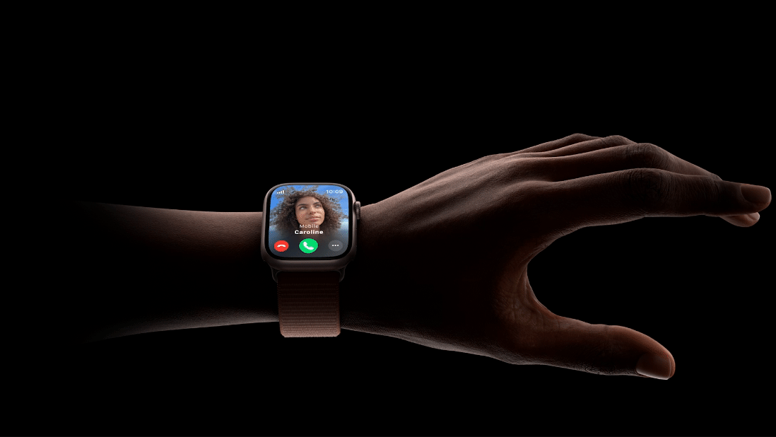 El Çift Dokunma hareketi yaparken bilekte Apple Watch Series 9