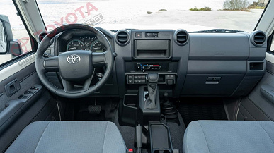 Toyota, satın alınamayan güncellenmiş 10 koltuklu Land Cruiser 70'i tanıttı.  Klasik bir otomatik şanzıman ve yeni bir dizel motor aldı.