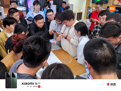 Çin'de insanlar Xiaomi 14 ve Xiaomi 14 Pro siparişi vermek için sıraya giriyor.  Mağazalardaki kalabalığın fotoğrafları