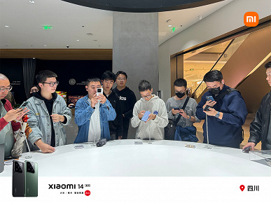 Çin'de insanlar Xiaomi 14 ve Xiaomi 14 Pro siparişi vermek için sıraya giriyor.  Mağazalardaki kalabalığın fotoğrafları