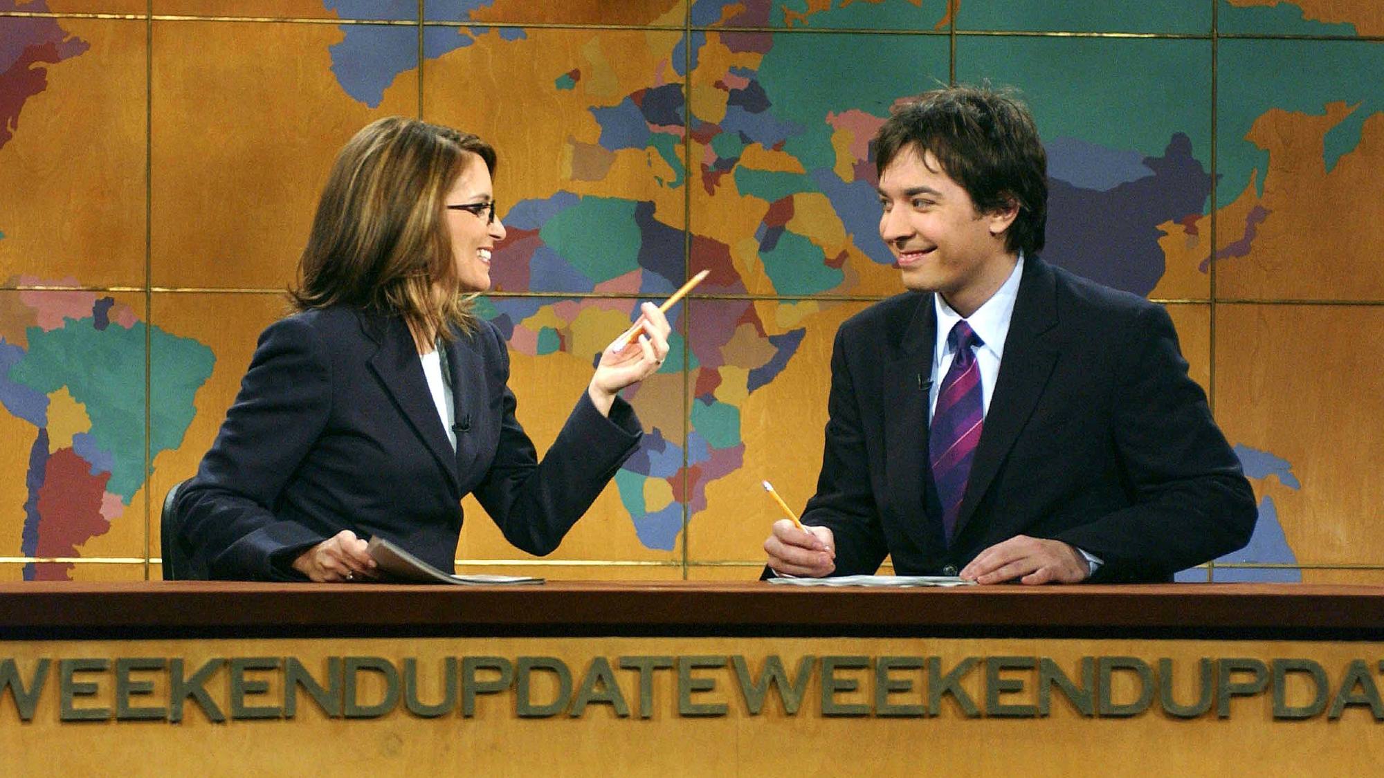 Tina Fey ve Jimmy Fallon Saturday Night Live'da Hafta Sonu Güncellemesini gerçekleştiriyor