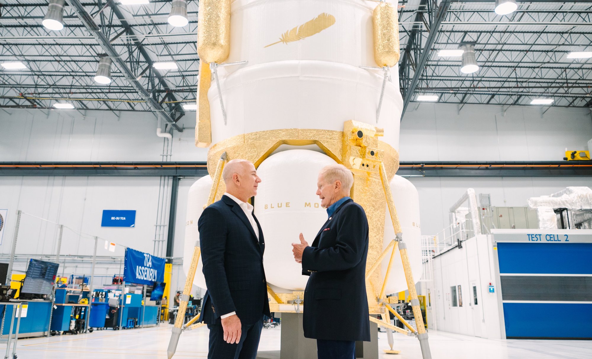 Blue Origin'in kurucusu Jeff Bezos, NASA patronu Bill Nelson ile birlikte Blue Moon Ay'a iniş aracının maketinin önünde.