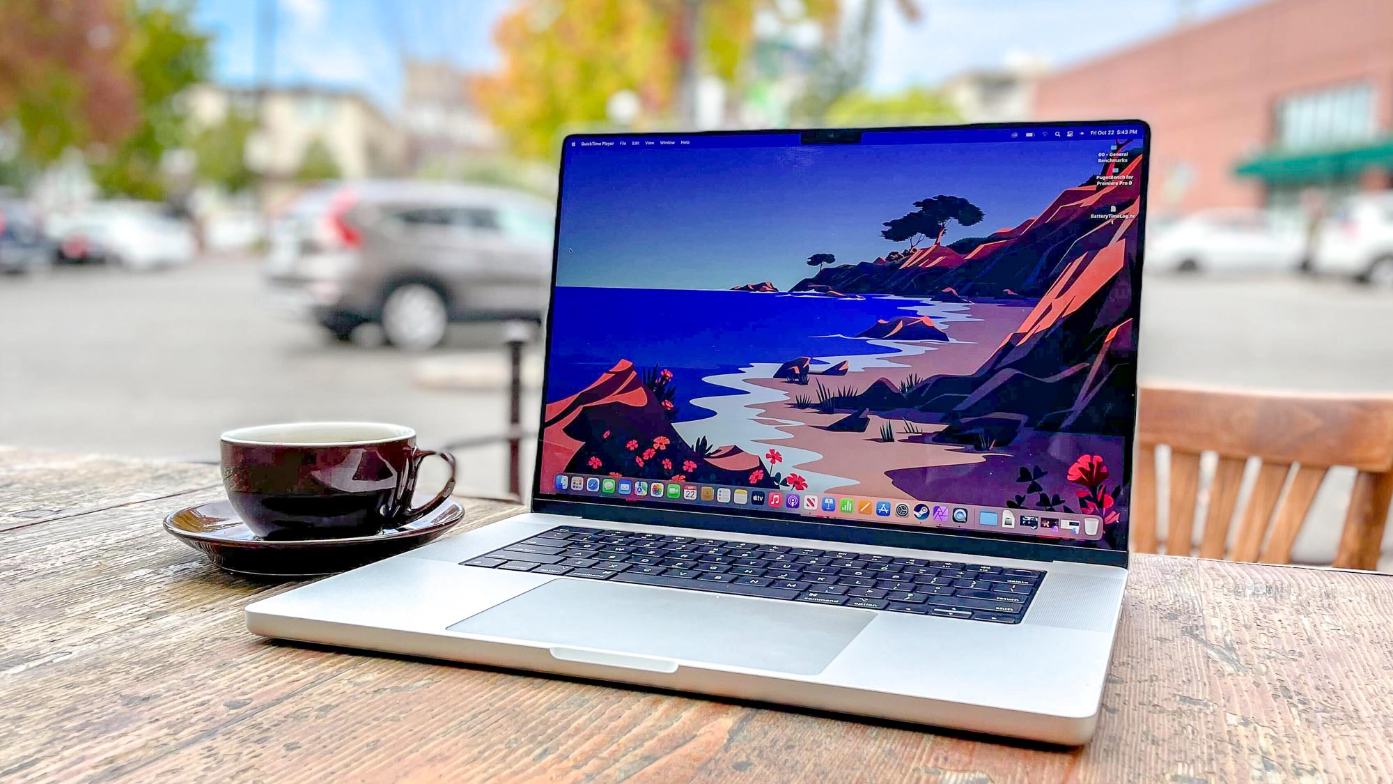 Veranda masasında oturan MacBook Pro 16 inç 2021