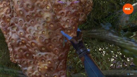 Pandora'nın Avatar Sınırları ön izlememizde bir Na'vi sonunda ağaçtan biraz bal topluyor.