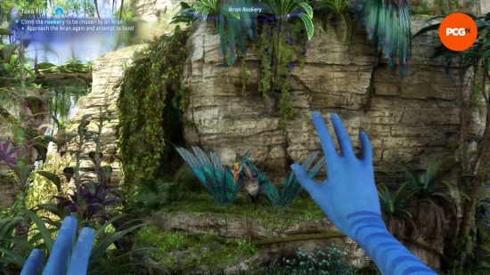 Pandora'nın Avatar Sınırları ön izlememizde bir Na'vi, onu evcilleştirmek için bir İkran'a yaklaşıyor.