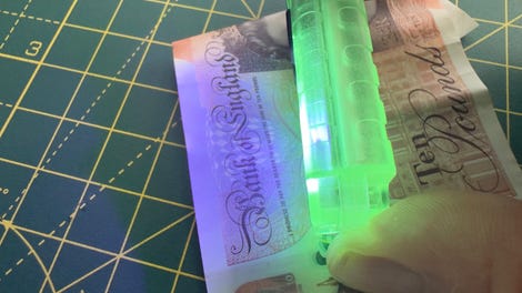 UV ışığı banknotların doğrulanması için kullanışlıdır.