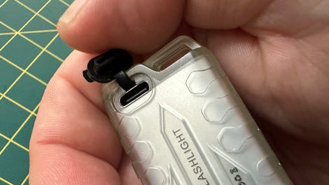 Su ve kirin girmesini önlemek için USB-C şarj bağlantı noktasını lastik bir tapa kapatır.