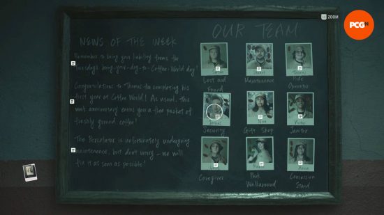 Alan Wake 2 hediyelik eşya dükkanı kasasının kilidini açmak için gereken, haftanın haberlerinin yanı sıra ekip üyelerinin ve rollerinin dokuz fotoğrafının yer aldığı bir bülten panosu.