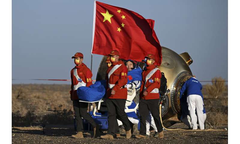 3 astronot, Çin'in uzay istasyonunda 6 ay kaldıktan sonra Dünya'ya dönüyor