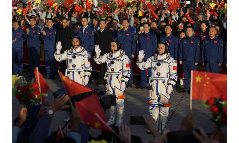3 astronot, Çin'in uzay istasyonunda 6 ay kaldıktan sonra Dünya'ya dönüyor