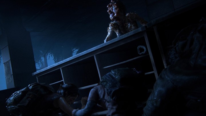 The Last of Us Remake'te Ellie ve Joel bir tıklayıcıdan masanın arkasına saklanıyorlar.