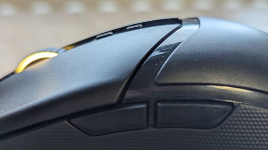Razer Cobra Pro incelemesi: Çok renkli RGB'ye sahip siyah bir fare, ahşap bir yüzey üzerinde yan tarafta görünüyor.