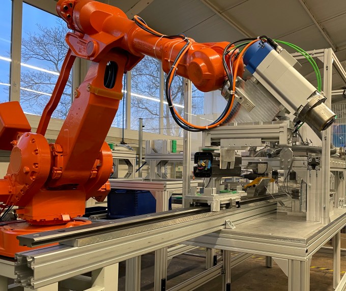 Circu Li-ion'un makinesinin üzerinde dev bir turuncu robotik kol bulunuyor.