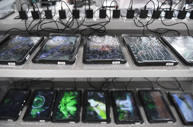 Aurora'lı ilk Rus akıllı telefonlar ve tabletler Kasım ayında görünecek. Uzmanlara göre Android ve iOS cihazlar yasaklanmadıkça pazarın %1'inden fazlasını işgal edemeyecekler - Dünyadan Güncel Teknoloji Haberleri