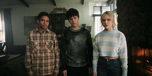 Devon (Björgvin Arnarson), Jake (Zackary Arthur) ve Lexy (Alyvia Alyn Lind), Chucky ile yeniden yüzleşir.
