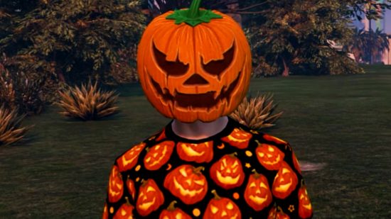GTA Online Cadılar Bayramı etkinliği - Jack O' Lantern kafası ve tişörtü giyen bir oyuncu.