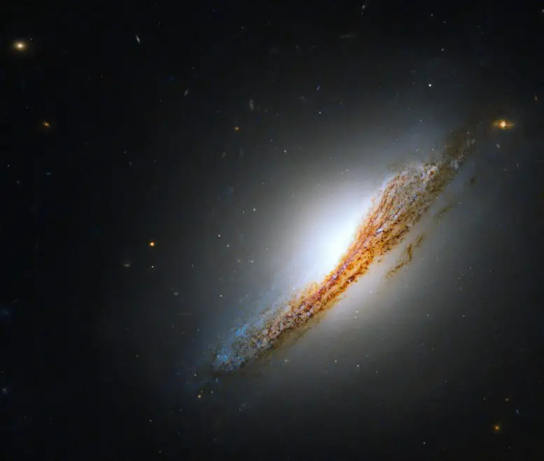 Hubble Uzay Teleskobu Nadir Radyo Galaksisini Kaydediyor - Dünyadan Güncel Teknoloji Haberleri
