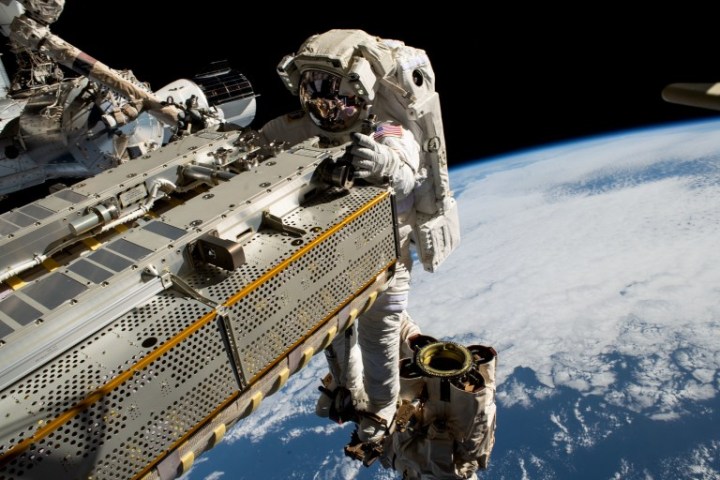 İki astronotun ISS'de mikrop olup olmadığını kontrol etmesi nasıl izlenir? - Dünyadan Güncel Teknoloji Haberleri