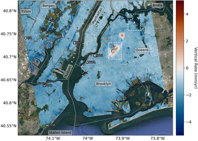 New York City bölgesi boyunca dikey arazi hareketini haritalandıran araştırmacılar, arazinin yılda ortalama 0,06 inç (1,6 milimetre) kadar battığını (mavi renkle gösterilen) buldular.  Ayrıca Queens ve Brooklyn'de de mütevazı bir artış (kırmızıyla gösterilen) tespit ettiler. 