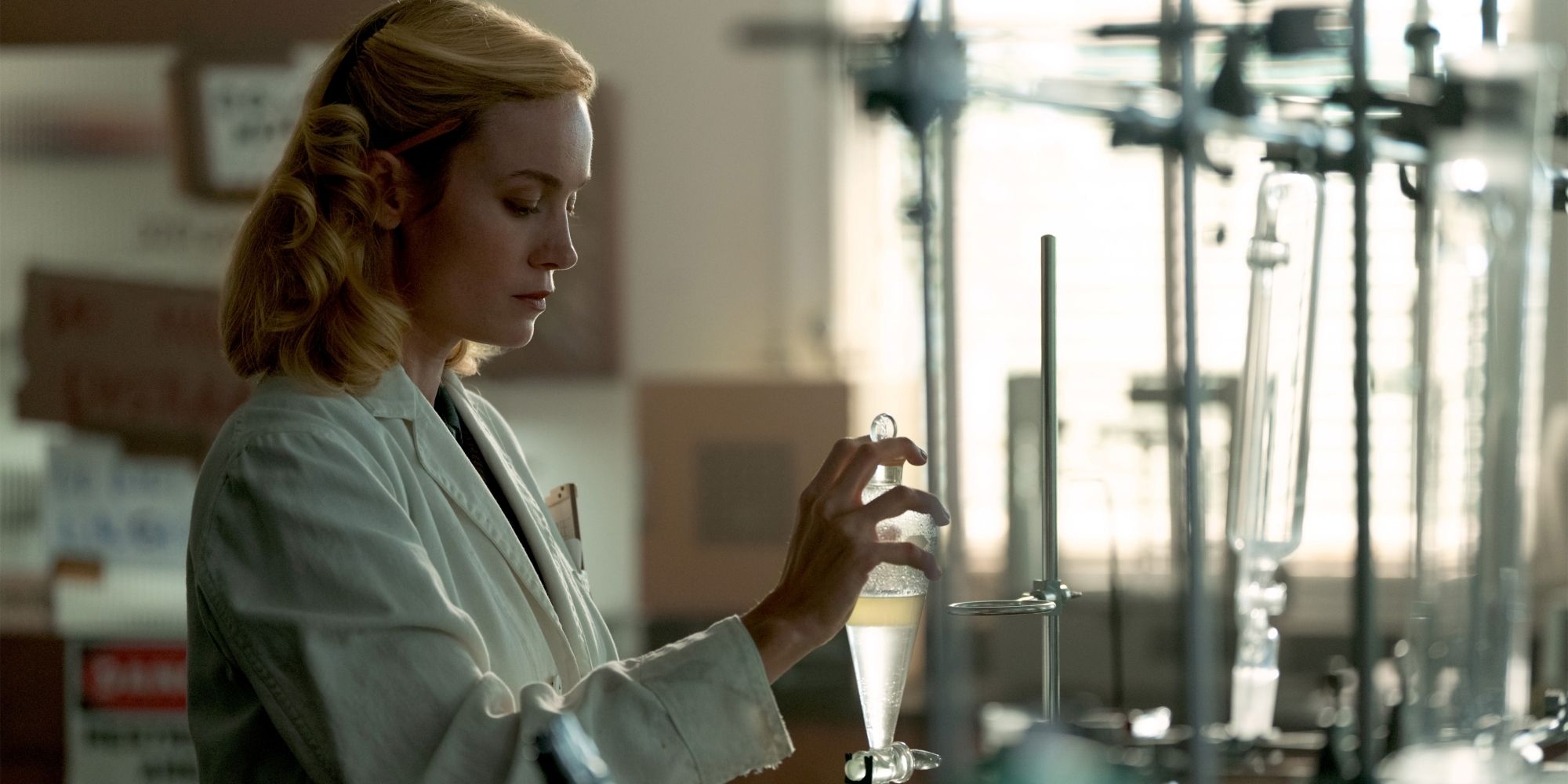 Brie Larson, Elizabeth Zott rolünde Kimya Dersleri'nde kimya laboratuvarında çalışıyor
