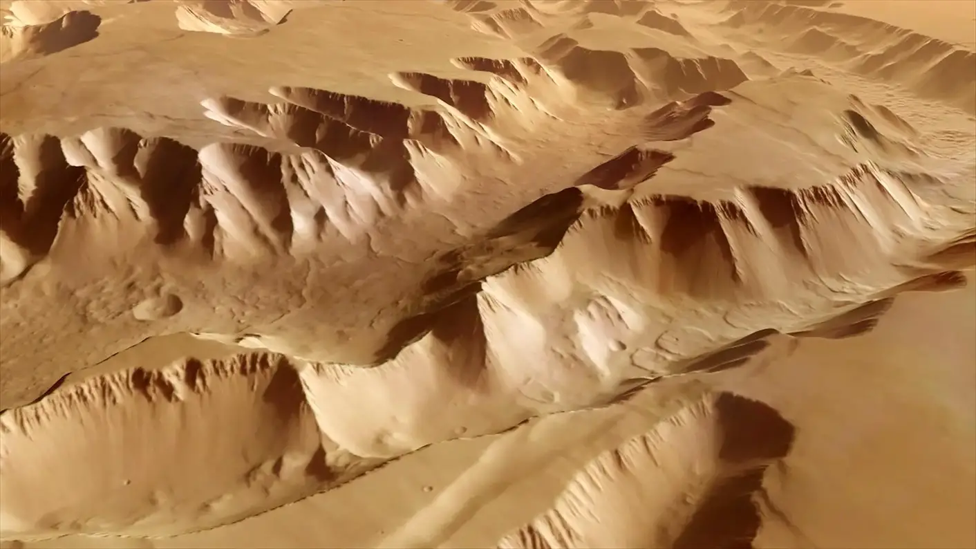 Mars Ekspresinin “Gecenin Labirenti” Üzerindeki Çarpıcı Uçuşu [Video] - Dünyadan Güncel Teknoloji Haberleri