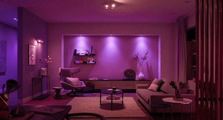 Oturma odasında Philips Hue Color & Ambiance LED ışıklar