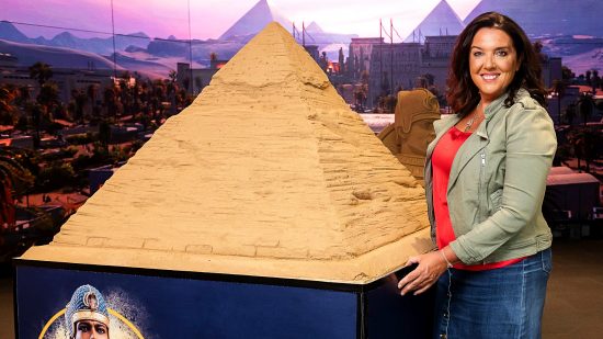 Total War Firavun Sergisi - Sand in Your Eye tarafından inşa edilen, yaklaşık 800 kg ağırlığındaki Büyük Gize Piramidi'nin replika heykeli.