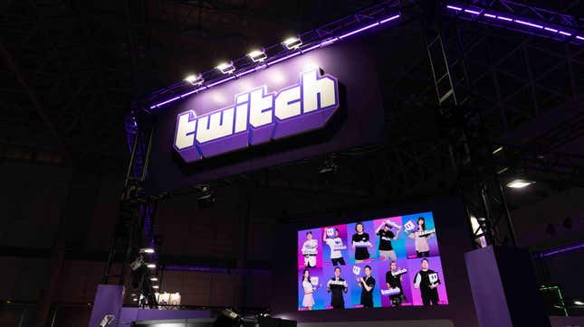 Çevrimiçi yayın Platformu Twitch markası, Tokyo Game Show 2023'te üstte Twitch logosu ve altta yayıncılarla görülüyor.