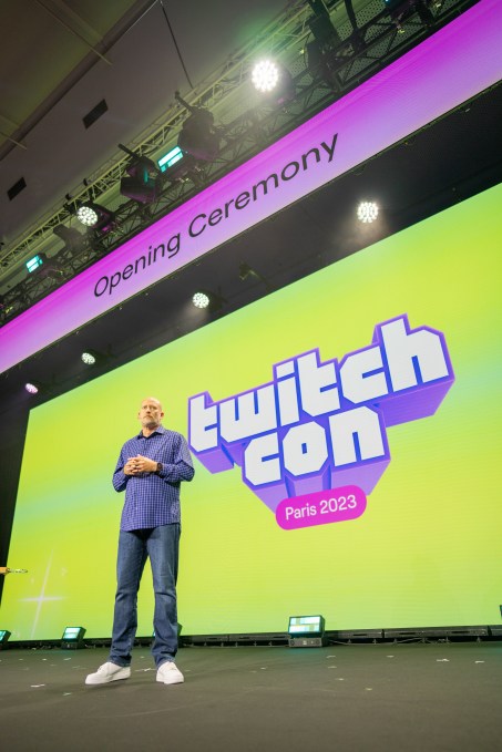 Twitch'in para kazanma sorumlusu Mike Minton, TwitchCon Paris'te kalabalığa sesleniyor.