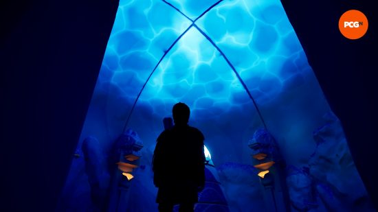 Gölgeli bir figür, yanında iki sunak bulunan, üzerinde mavi sulu bir ışık bulunan tavana bakıyor.