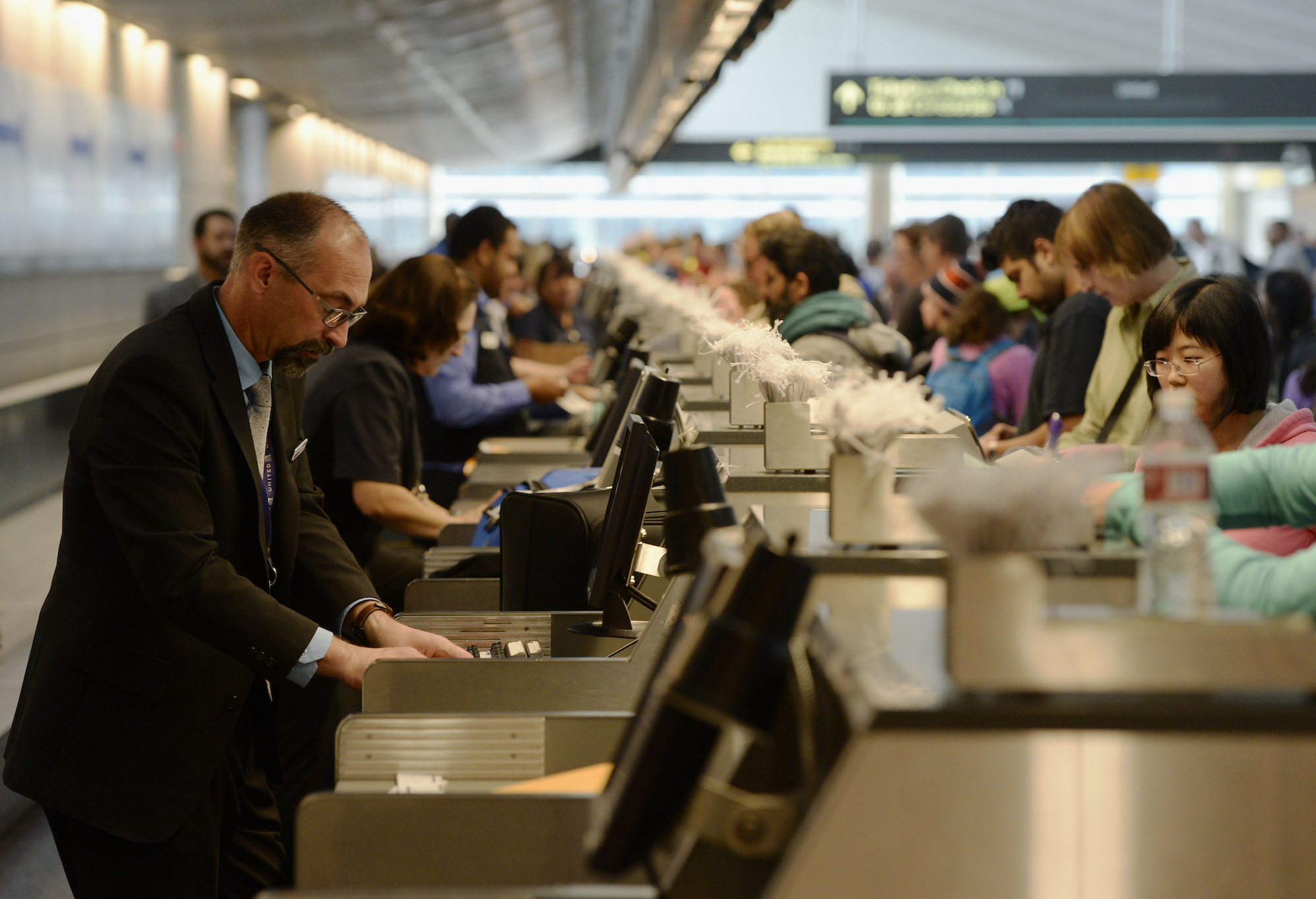 2015 yılında Denver Uluslararası Havaalanı'ndaki United Airlines bilet gişesinde uzun kuyruklar