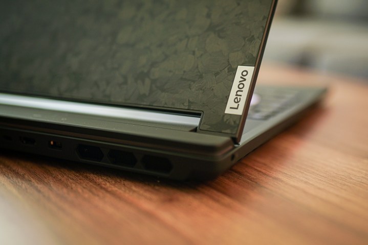 Bir dizüstü bilgisayarın kapağındaki Lenovo logosunun yakından görünümü.