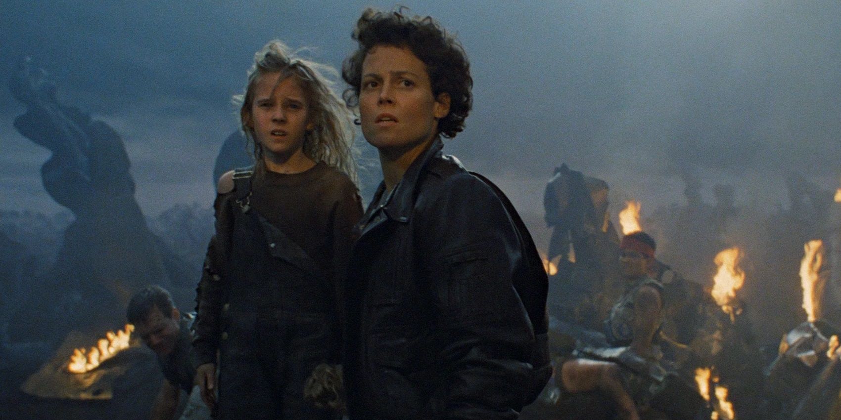 Ripley ve Newt Uzaylılar'daki enkazın önünde duruyor