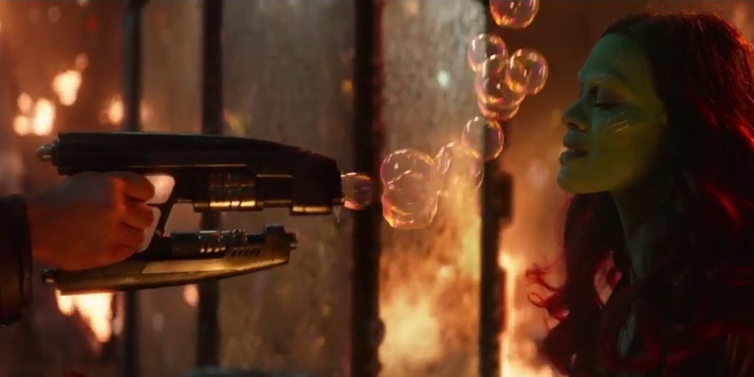 Avengers Infinity War'da Star-Lord ve Gamora'nın olduğu baloncuklar sahnesi