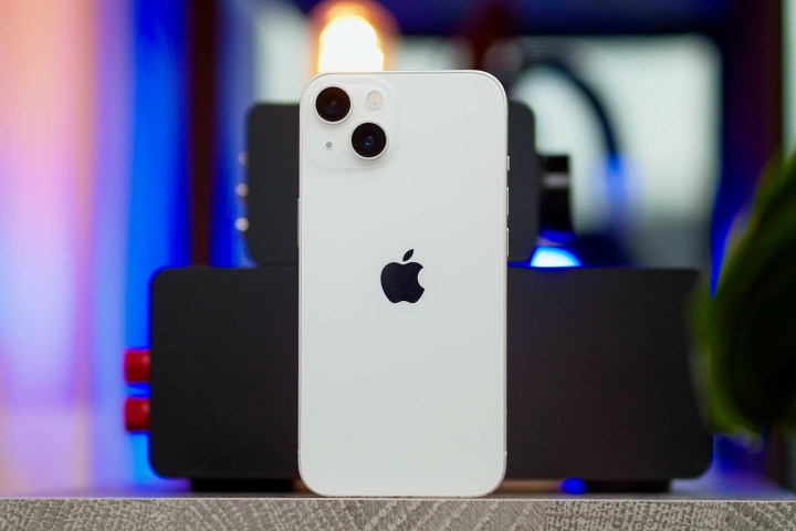 iPhone 13 dik duruyor ve arkası gösteriliyor.