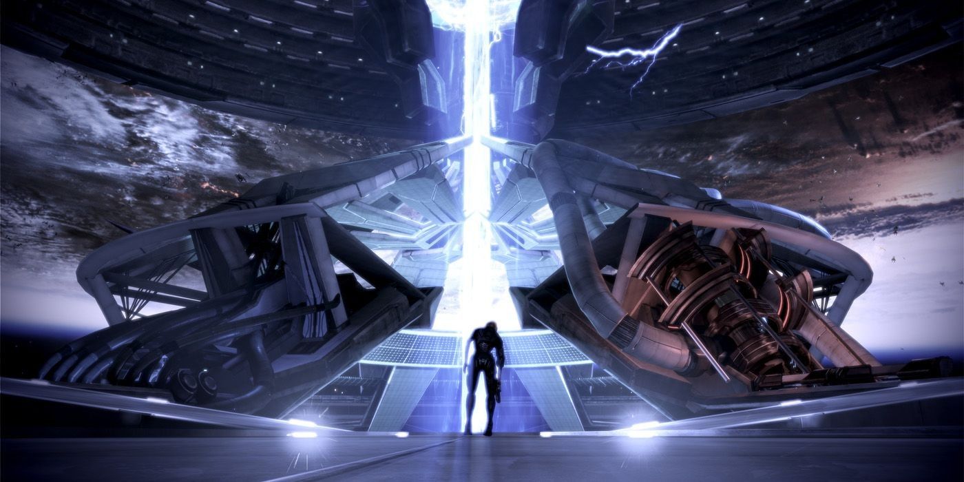 Shepard, Mass Effect 3'ün sonunda dev bir Mass Effect Rölesinin önünde duruyor