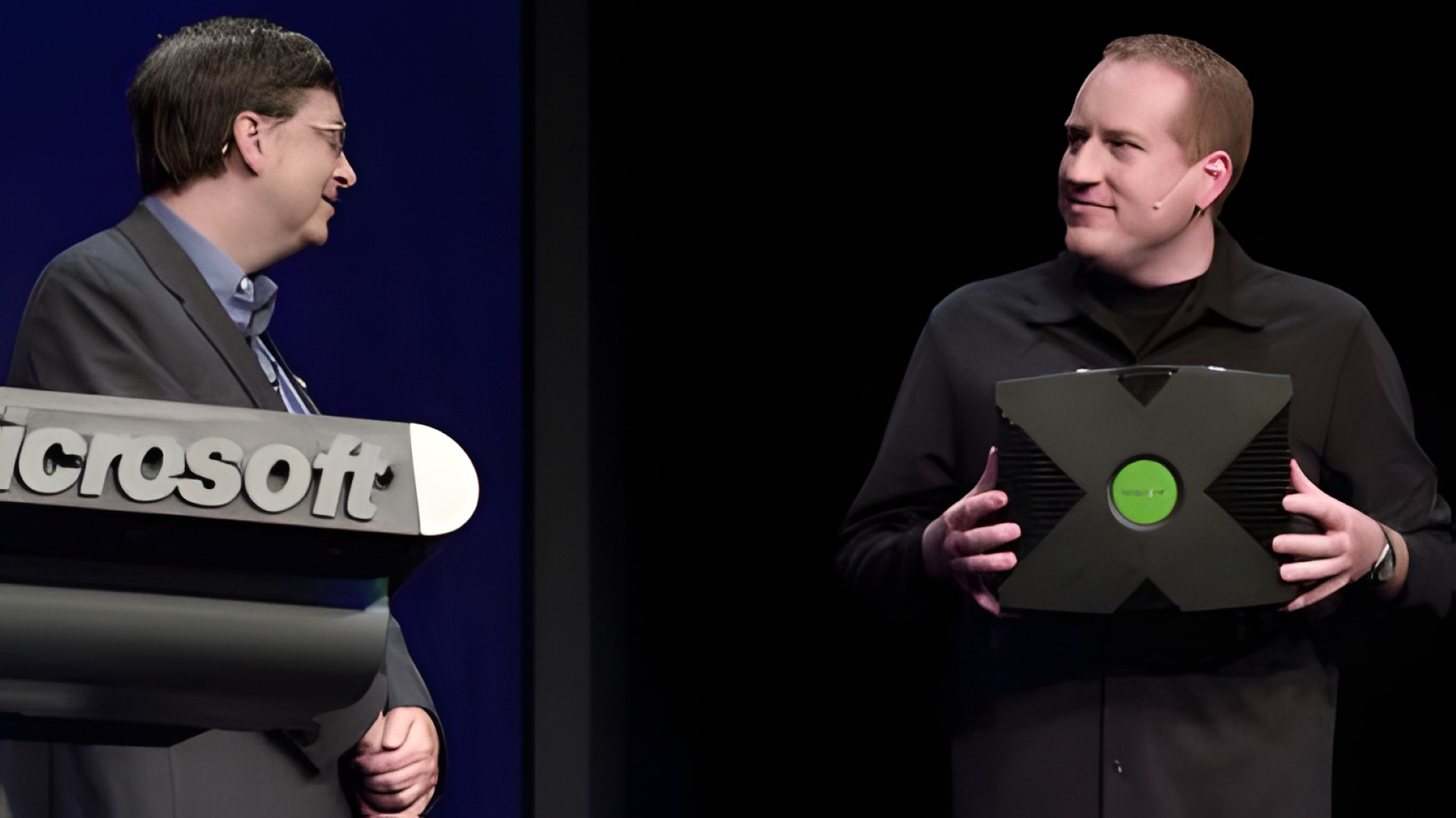 Bill Gates ve Seamus Blackley Xbox'ı tutuyor