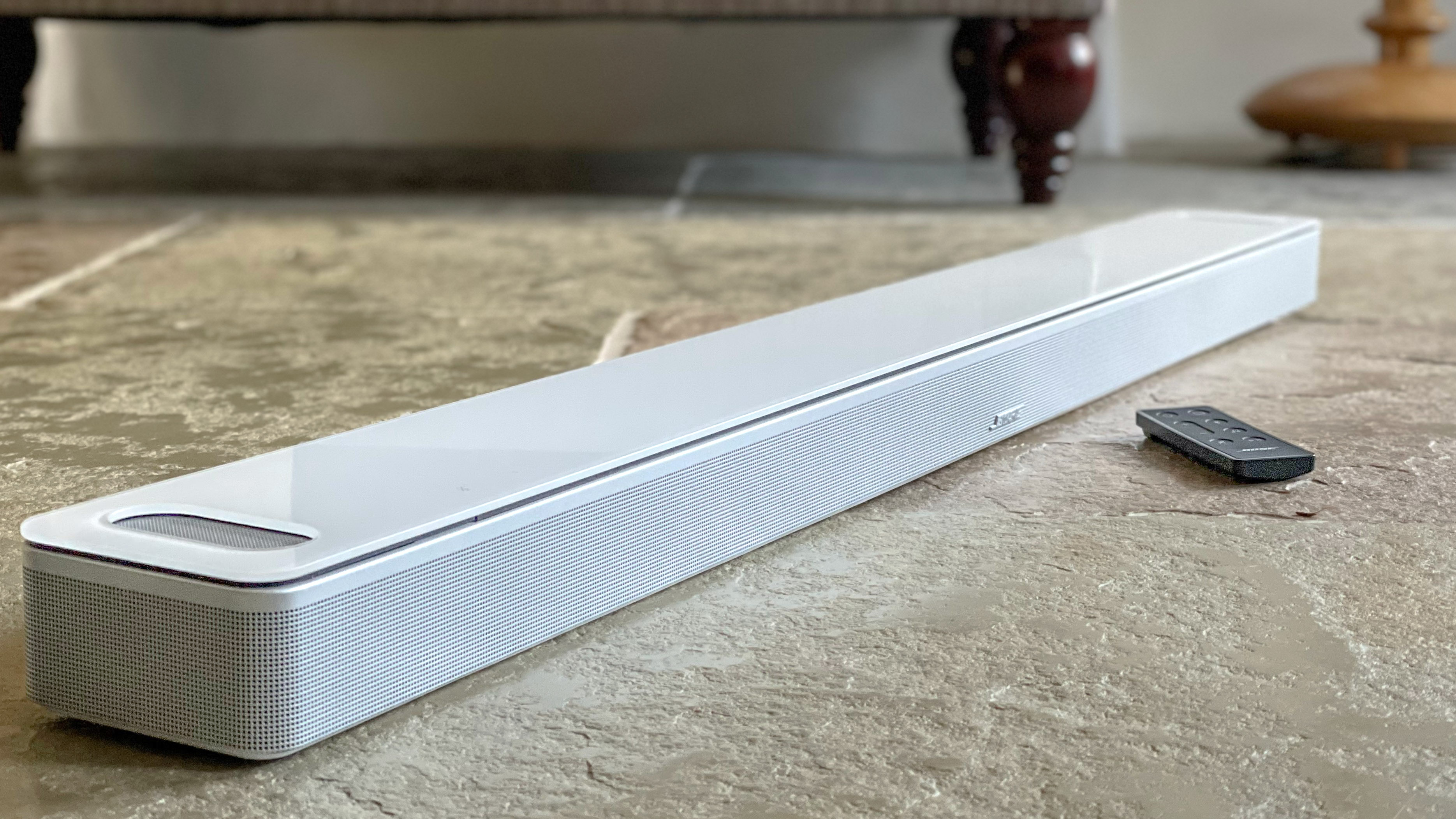 Beyaz renkli Bose Smart Ultra Soundbar taş zemine yerleştirildi