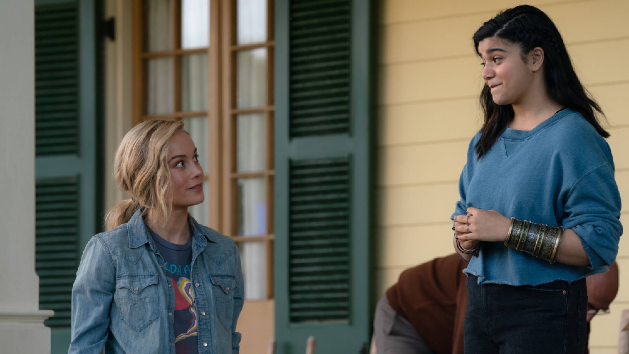 (LR) The Marvels'da Carol Danvers rolünde Brie Larson ve Kamala Khan rolünde Iman Vellani