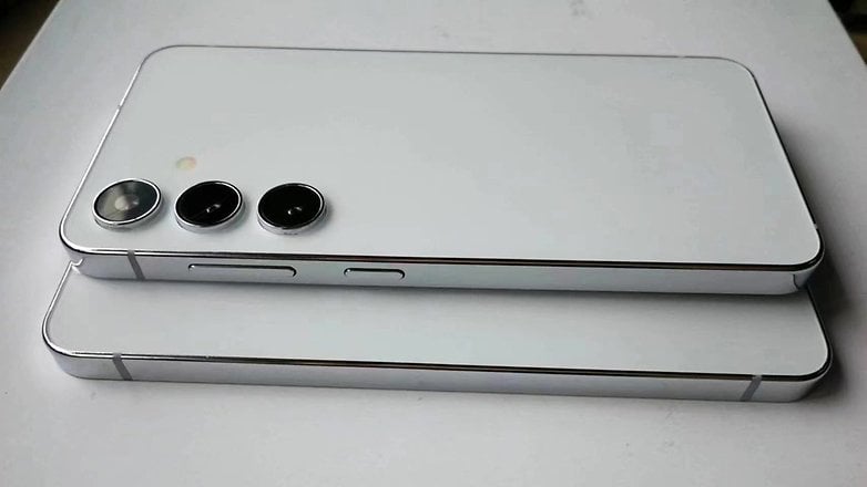 Samsung Galaxy S24 mankeni beyaz renkte.