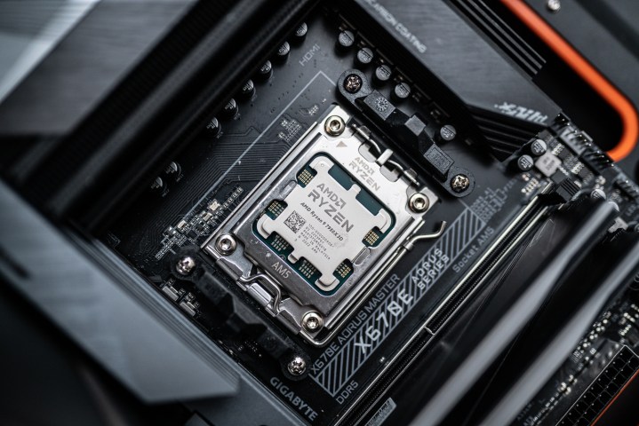 AMD Ryzen 9 7950X3D anakarta takılı.