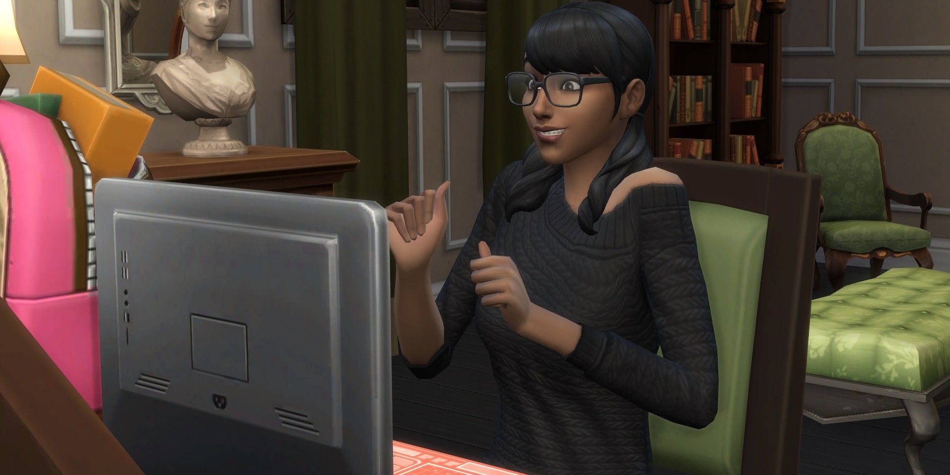 Sims 4 Sim Cassandra Goth bilgisayara bakarken heyecanlı görünüyor.