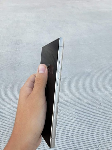 Potansiyel Samsung Galaxy S24 Ultra canlı olarak gösterildi - düz ekran ve mat gümüş panelle