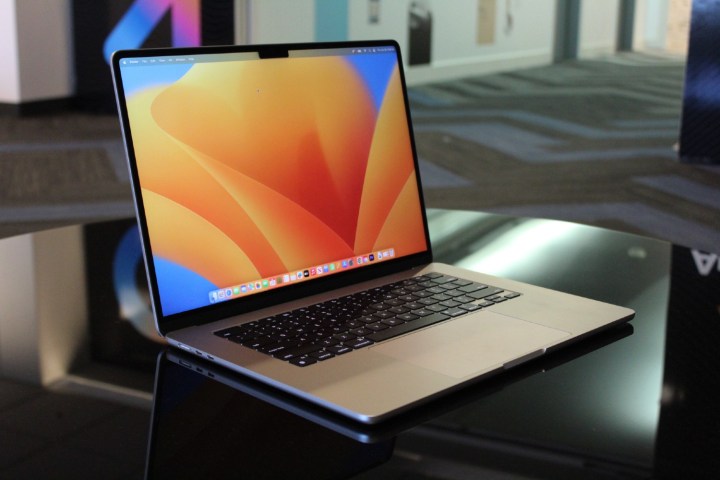 Apple'ın 15 inç MacBook Air'i masanın üzerine yerleştirildi.