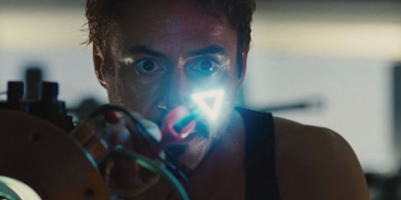 Tony Stark, Iron Man 2'den bir öğe yaratıyor. 