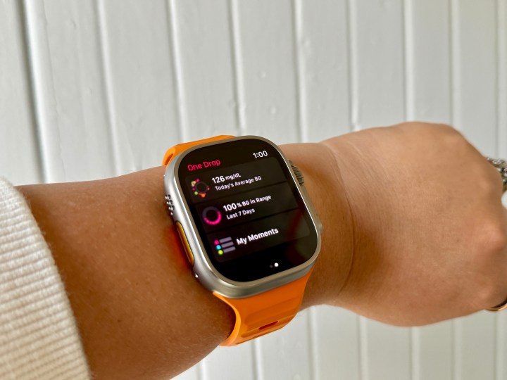 Bileğe takılan ve One Drop uygulamasını gösteren Apple Watch Ultra.